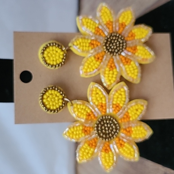 🌻 Sunflower Beaded Drop Dangle Earrings - Picture 13 of 15